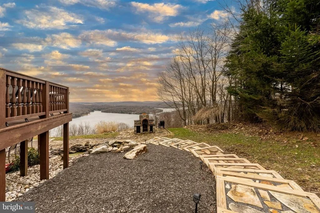 Photo of 1200 MOUNTAINVIEW DRIVE