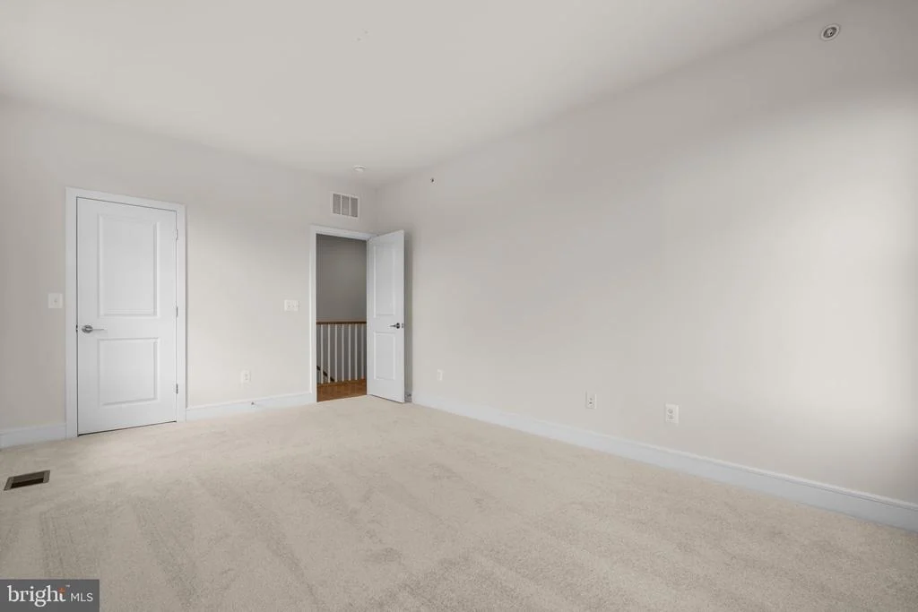 Photo of 43305 FARRINGDON SQUARE