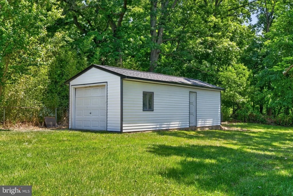 Photo of 9081 DUMHART ROAD