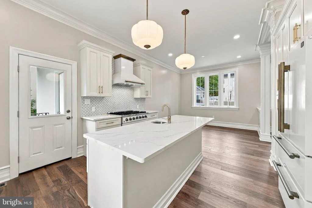 Photo of 230 E SUMMIT AVENUE