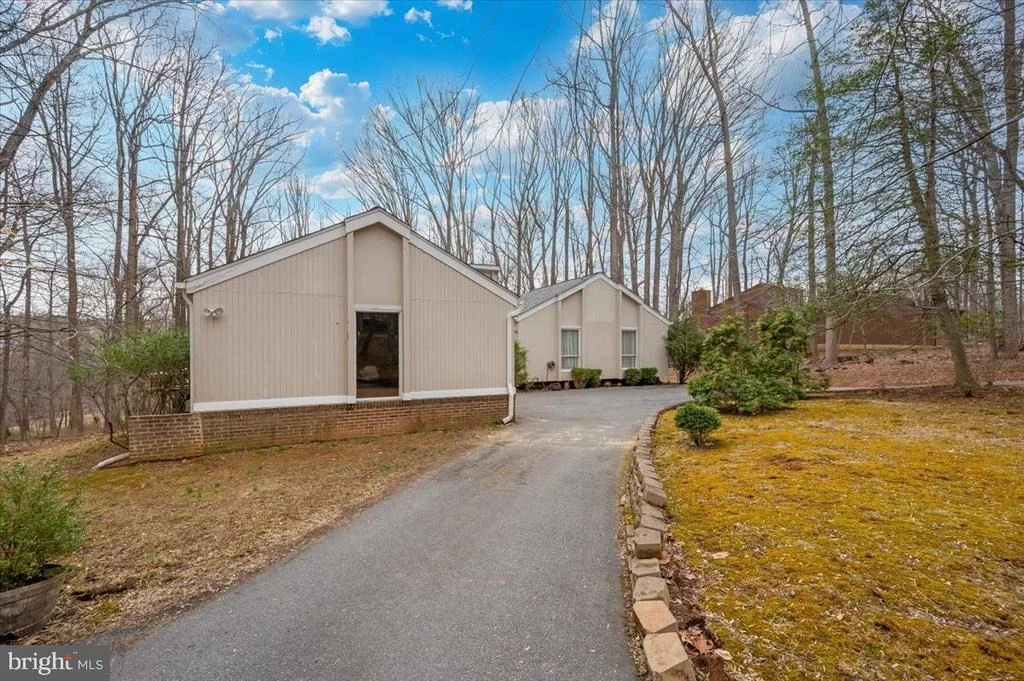Photo of 10101 LLOYD ROAD