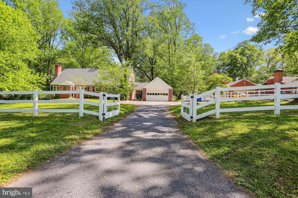 Photo of 813 MIDLAND ROAD