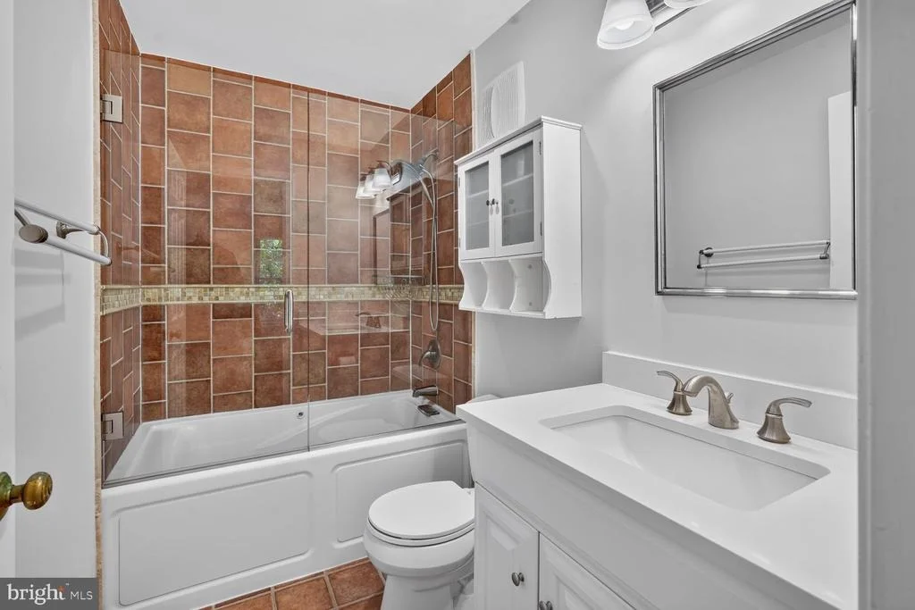 Photo of Unit D at 3271 SUTTON PLACE NW