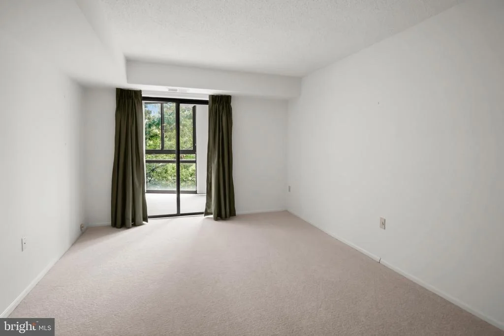 Photo of Unit 1618 at 15101 INTERLACHEN DRIVE