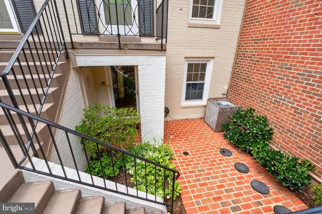 Photo of Unit D at 3271 SUTTON PLACE NW