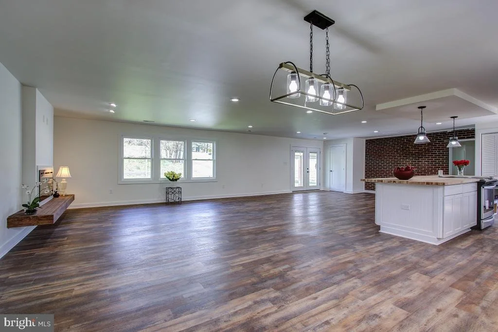Photo of 8022 BOLIVAR ROAD