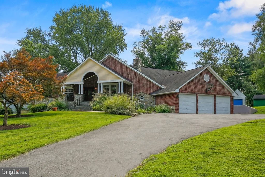 Photo of 318 DUXBURY ROAD