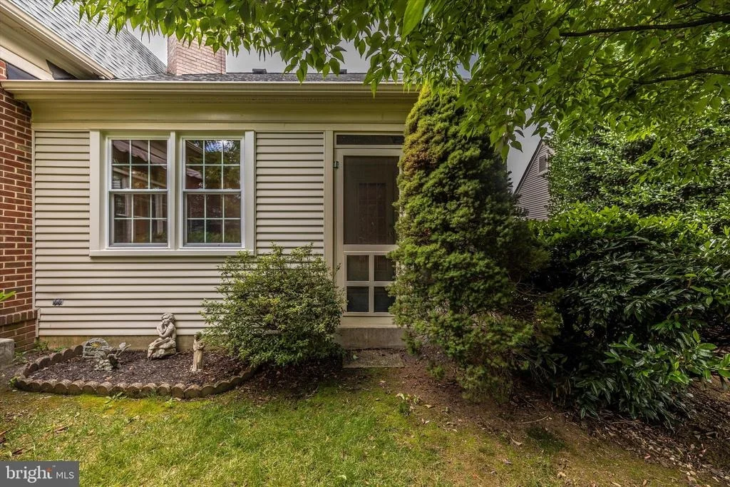 Photo of 827 DUNBROOKE COURT
