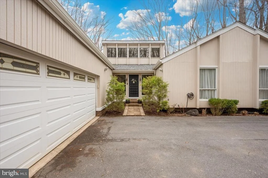 Photo of 10101 LLOYD ROAD