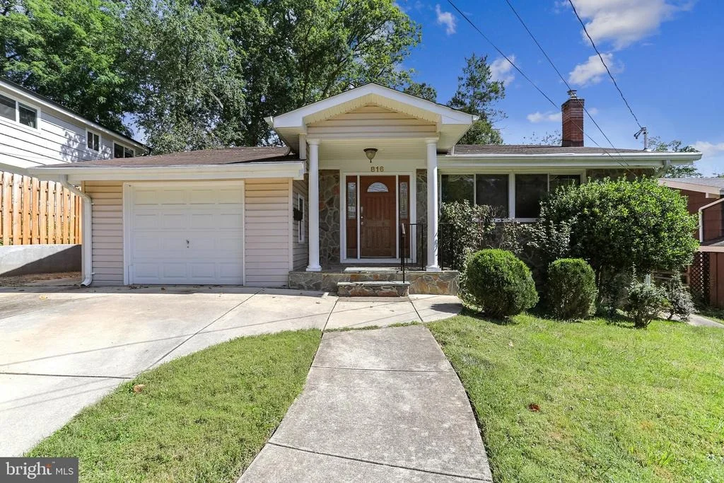 Photo of 816 HILLSBORO DRIVE
