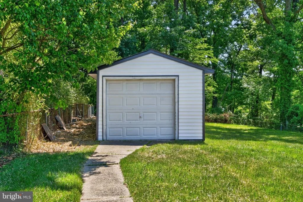 Photo of 9081 DUMHART ROAD