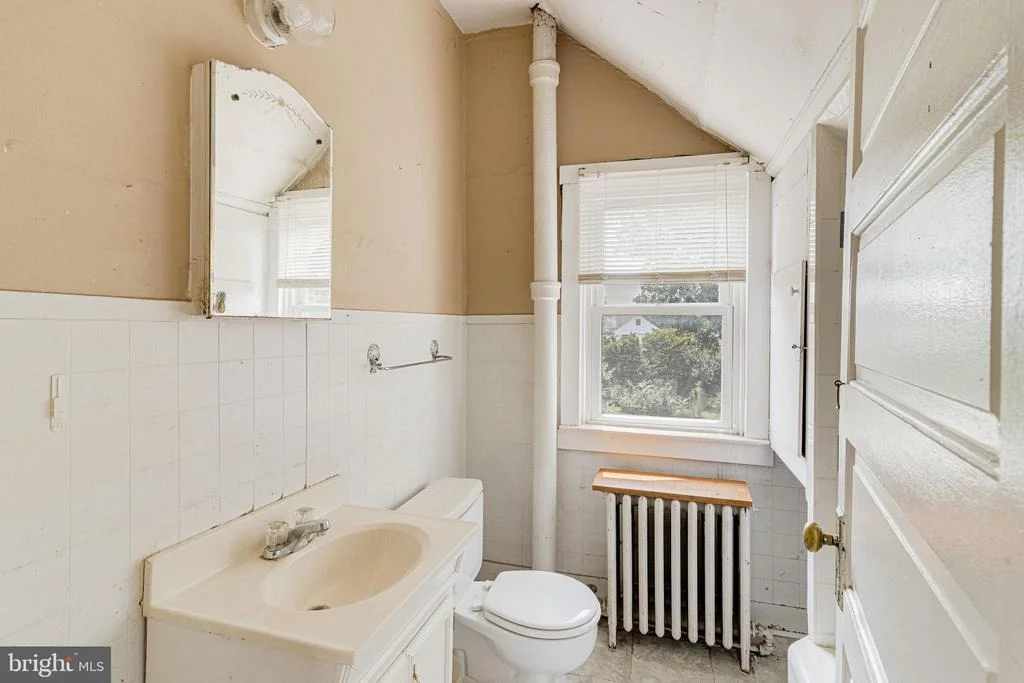 Photo of 1022 LEEDS AVENUE