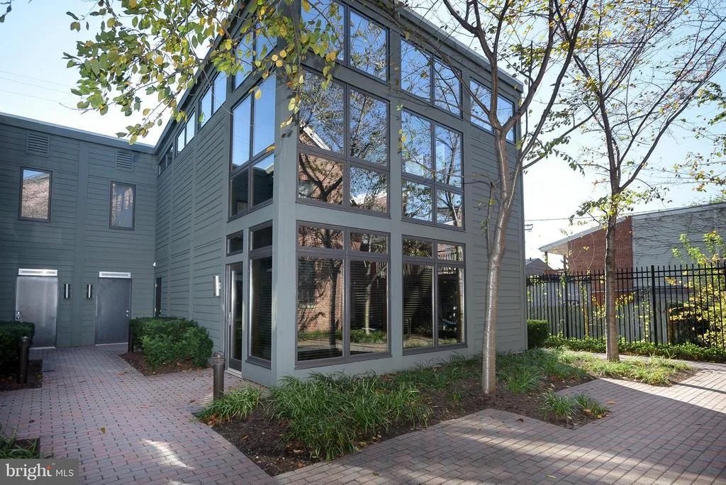 Photo of Unit E at 657 WASHINGTON BOULEVARD