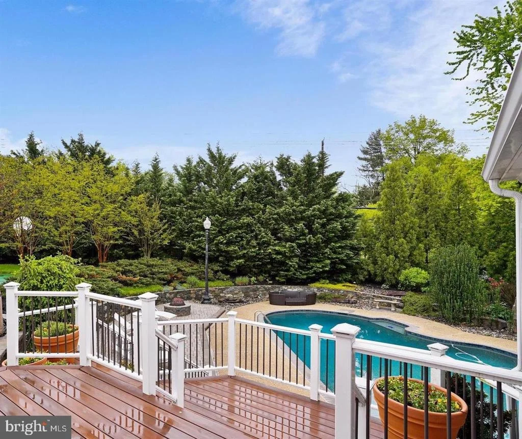 Photo of 6 CRESTVIEW COURT