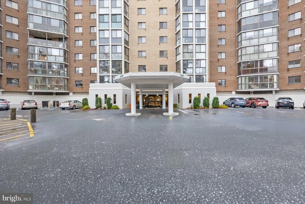 Photo of Unit 2801 at 15107 INTERLACHEN DRIVE