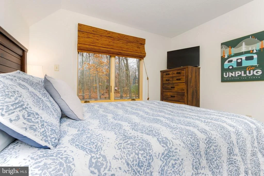 Photo of 925 PINE TREE POINT ROAD