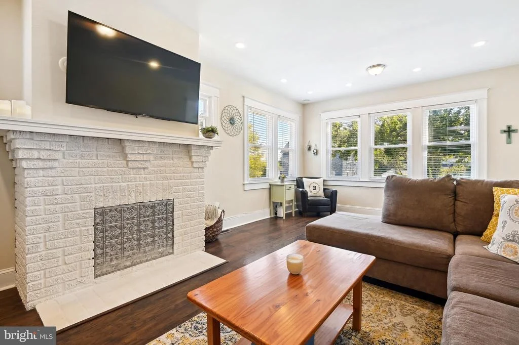 Photo of 607 ALDERSHOT ROAD