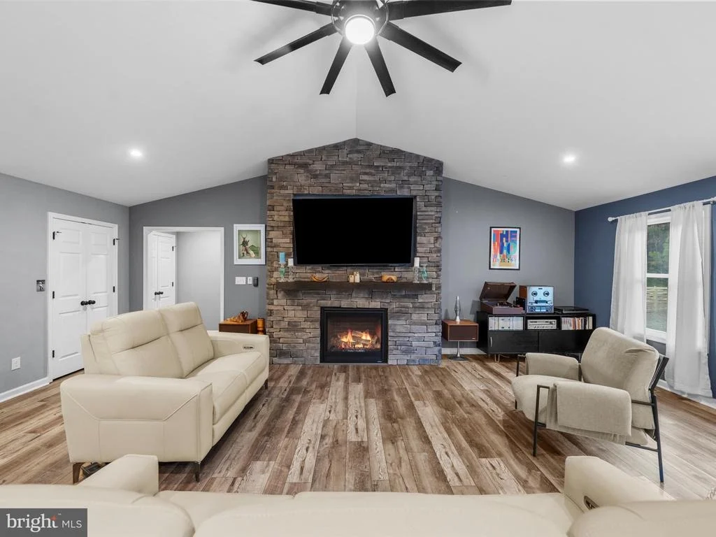 Photo of 367 PINEHURST DRIVE