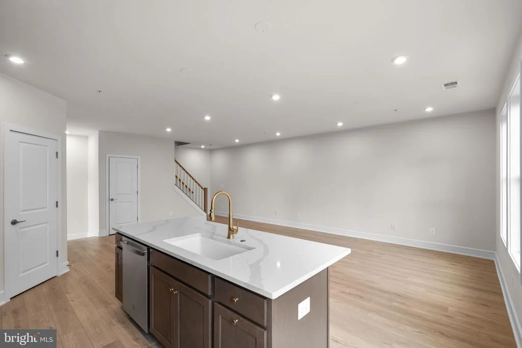 Photo of 43305 FARRINGDON SQUARE