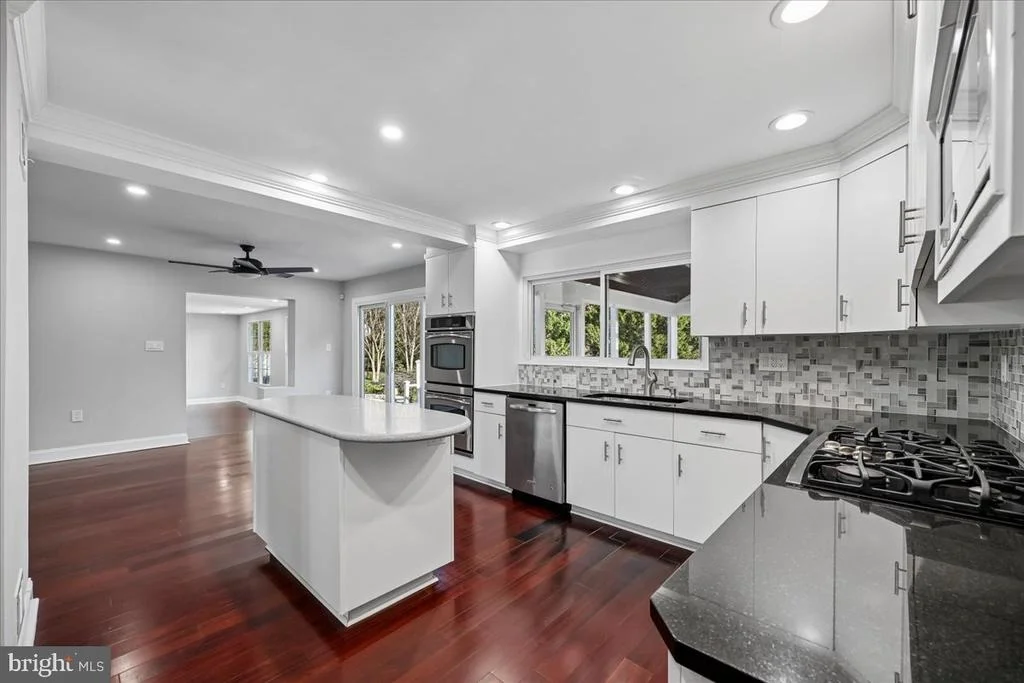 Photo of 6 CRESTVIEW COURT