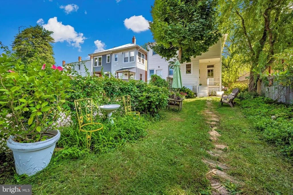 Photo of 323 W 7TH STREET