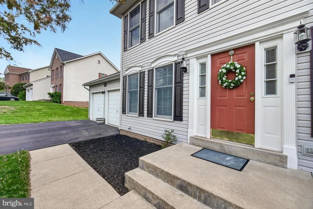 Photo of 2094 E GREENLEAF DRIVE