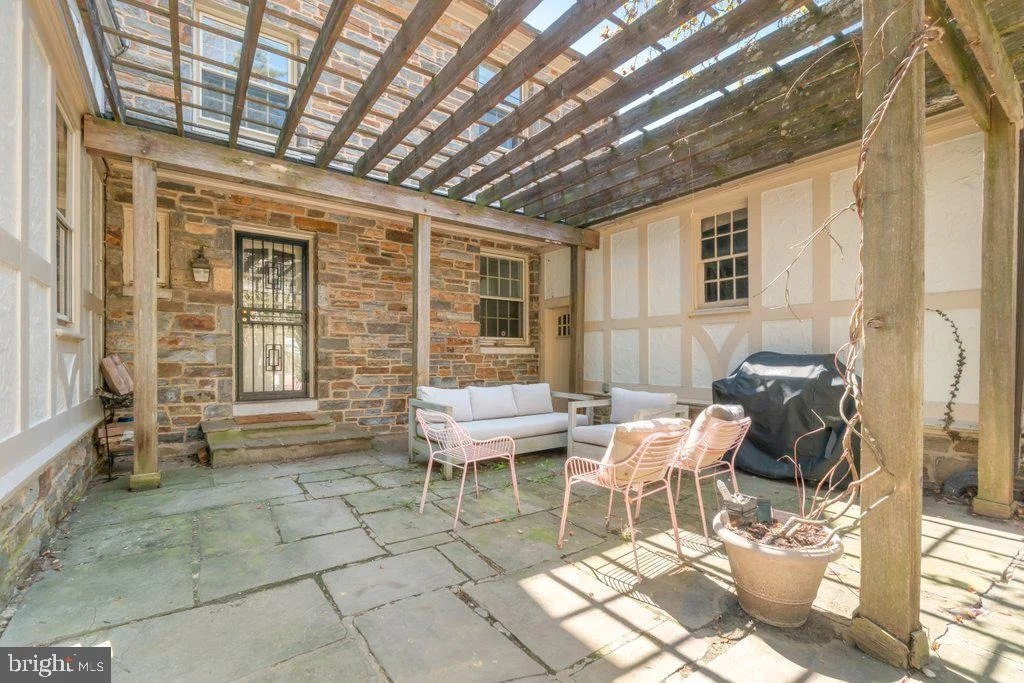 Photo of 2 E HIGHFIELD ROAD