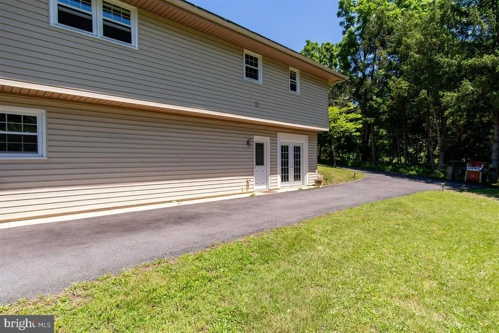 Photo of 1618 EAGLE SCHOOL ROAD