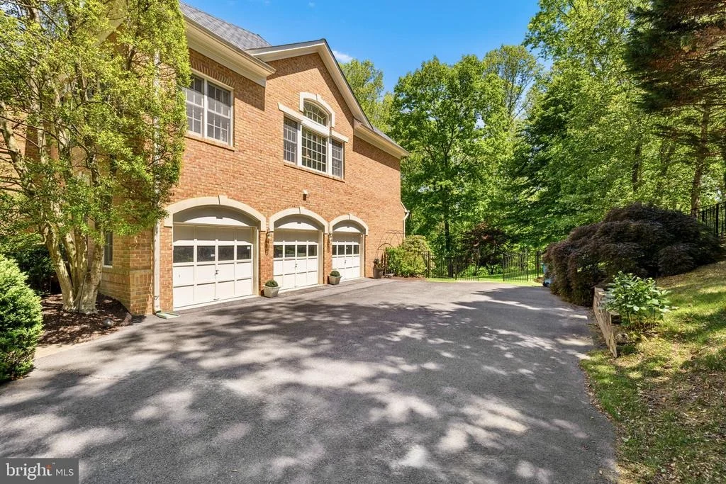 Photo of 897 CHINQUAPIN ROAD