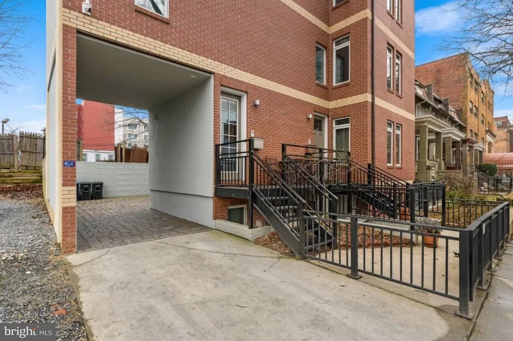 Photo of 915 3RD STREET NE
