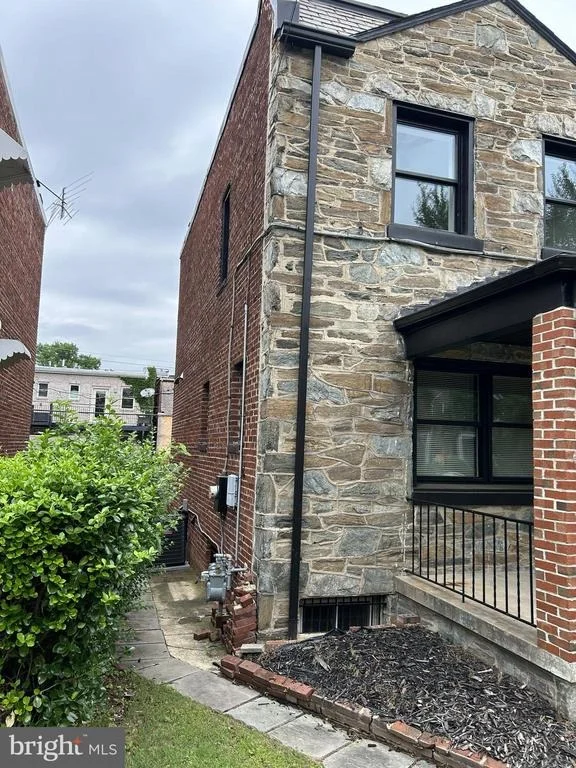 Photo of 928 PERRY PLACE NE