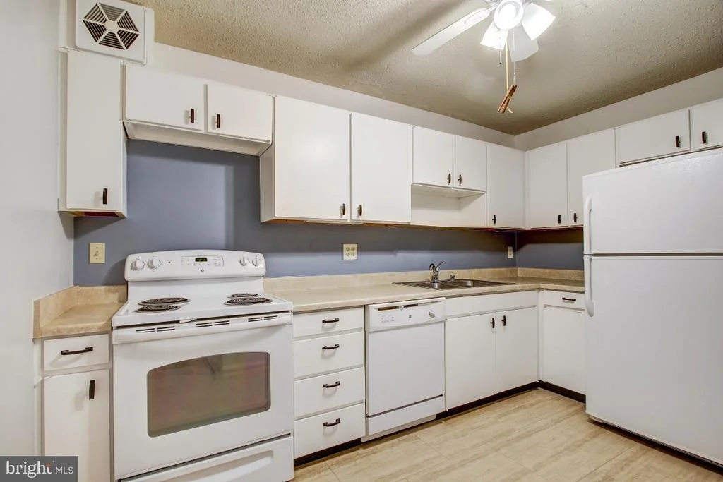 Photo of Unit 1422 at 15101 INTERLACHEN DRIVE