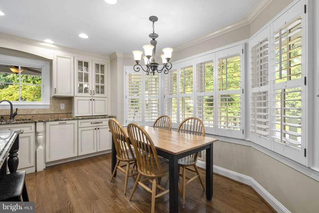 Photo of 710 WOODSIDE PARKWAY