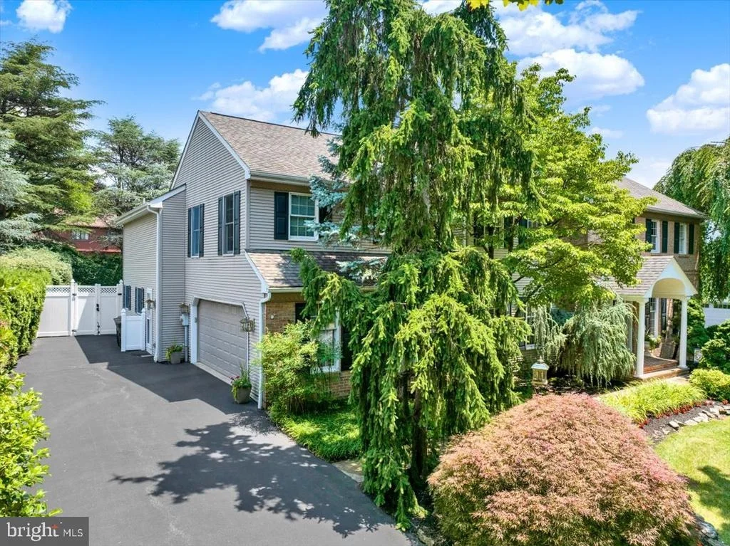 Photo of 225 LOGAN AVENUE