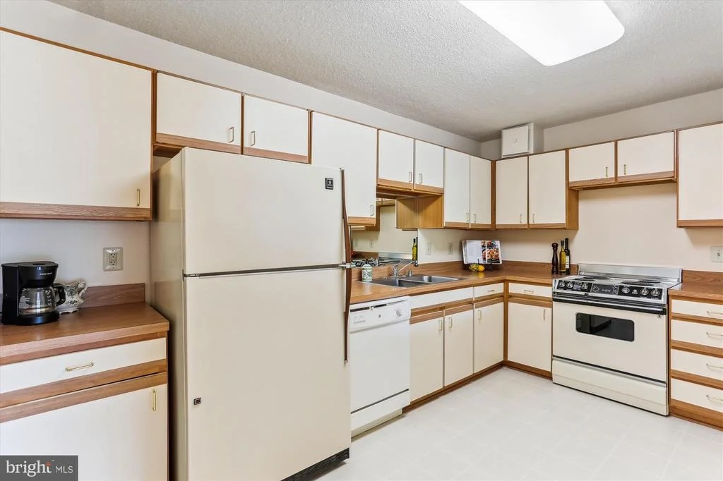 Photo of Unit 1424 at 15101 INTERLACHEN DRIVE