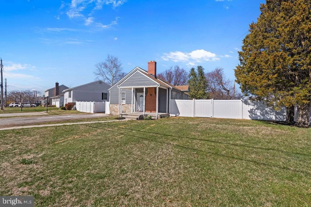 Photo of 8489 ARBUTUS ROAD