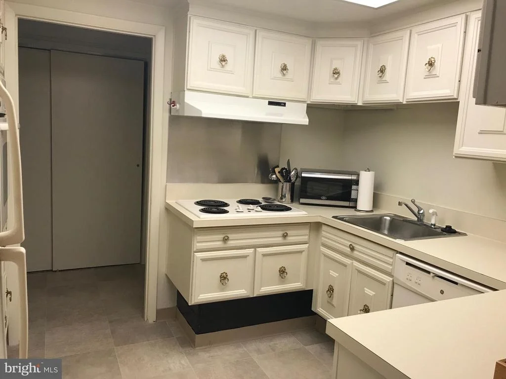 Photo of Unit 712D at 3362 GLENEAGLES DRIVE