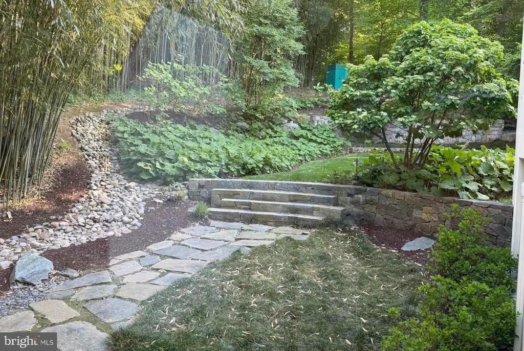 Photo of 1100 CREST LANE