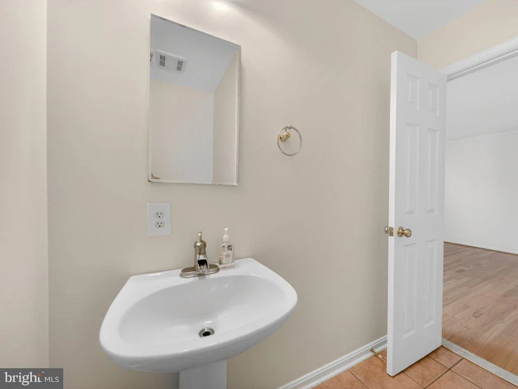 Photo of 9290 BAKER STREET