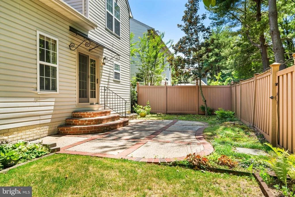 Photo of 1502 AVENNEL WAY