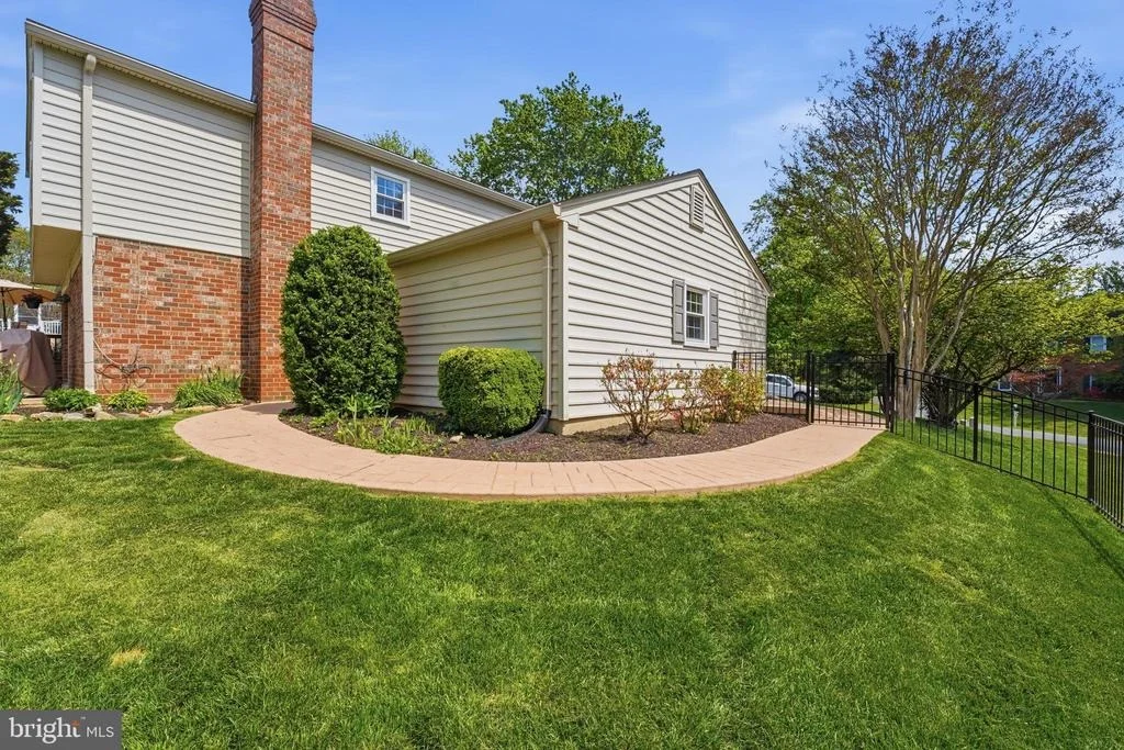 Photo of 15108 CENTERGATE DRIVE