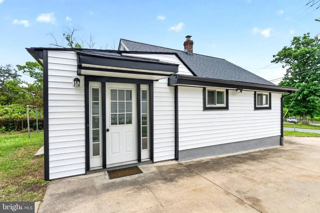 Photo of 9081 DUMHART ROAD