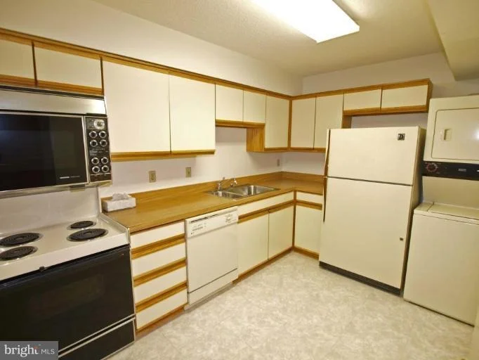 Photo of Unit 815 at 15100 INTERLACHEN DRIVE