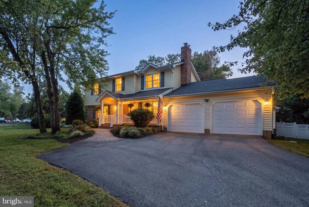 Photo of 668 WHITE SWAN DRIVE