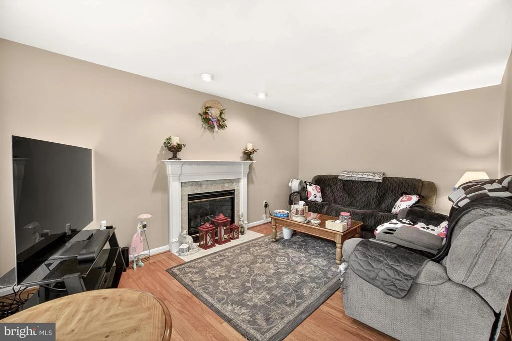 Photo of 2094 E GREENLEAF DRIVE