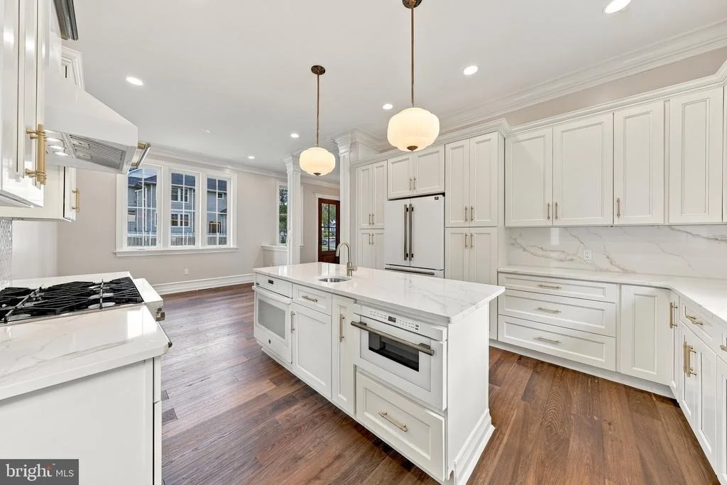 Photo of 230 E SUMMIT AVENUE