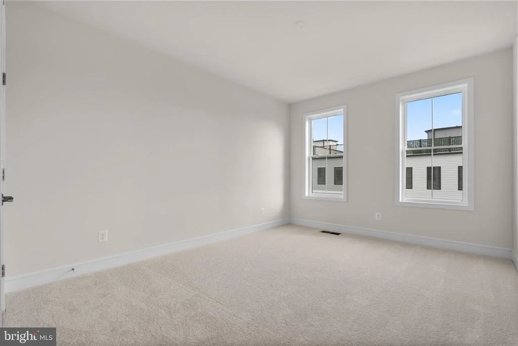 Photo of 43305 FARRINGDON SQUARE