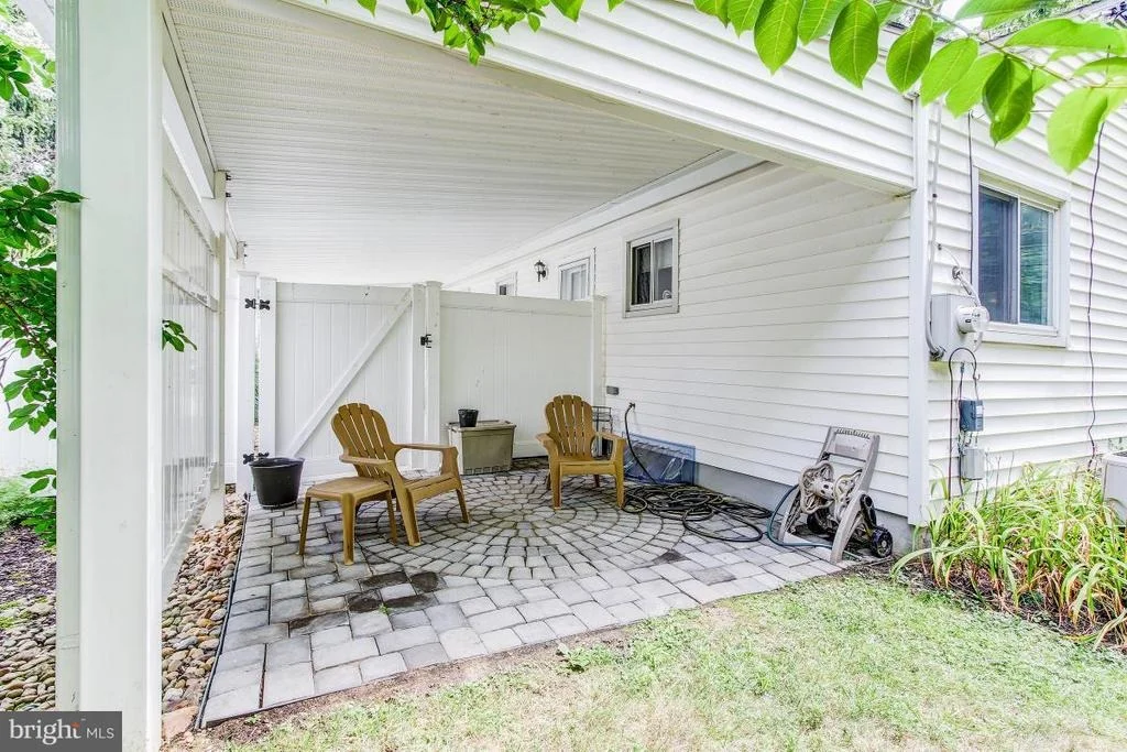 Photo of 830 WHITE WAY