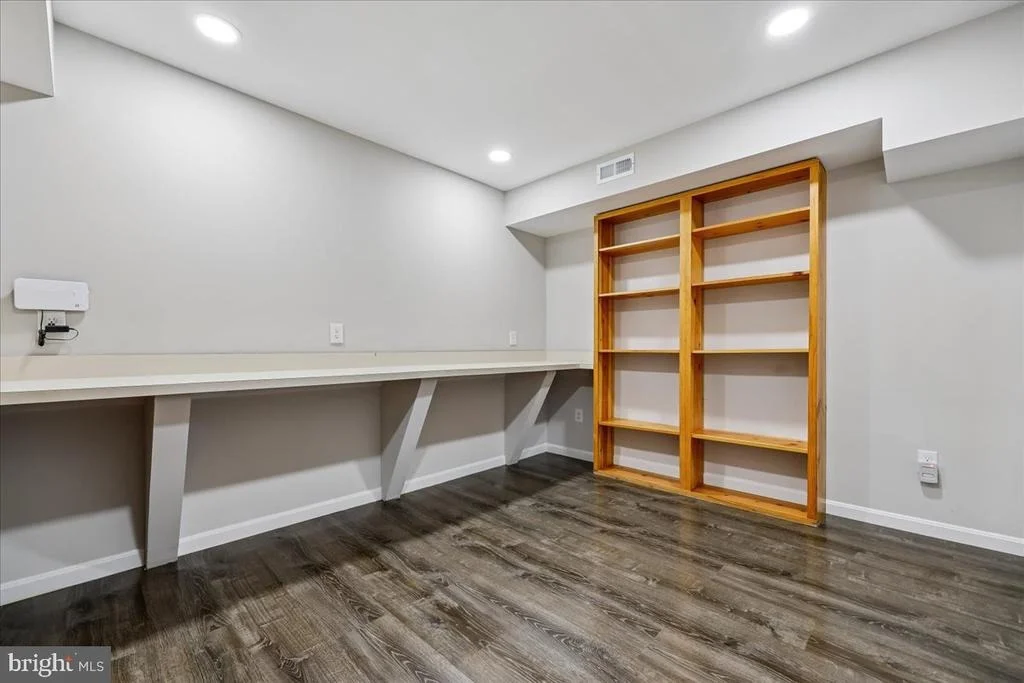 Photo of 6 CRESTVIEW COURT