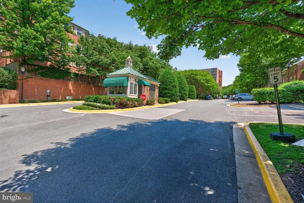 Photo of Unit D at 3271 SUTTON PLACE NW